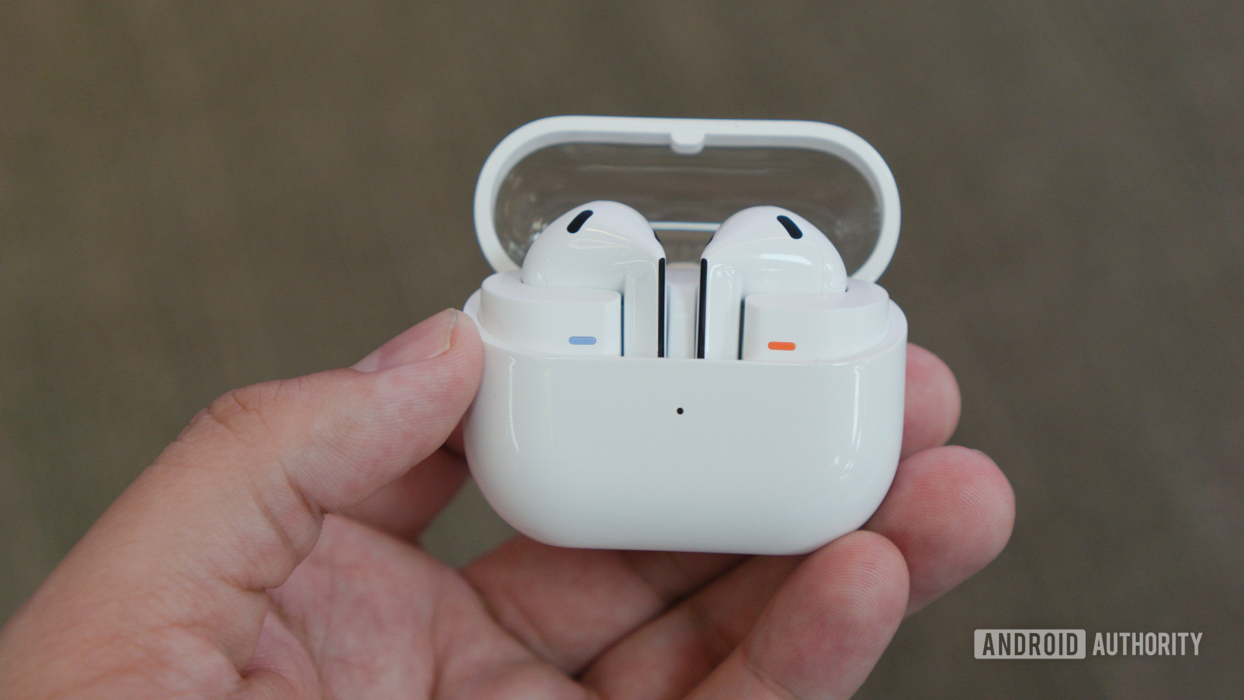 Недавно выпущенная серия Galaxy Buds 3 от Samsung выглядит подозрительно похожей на AirPods от Apple.