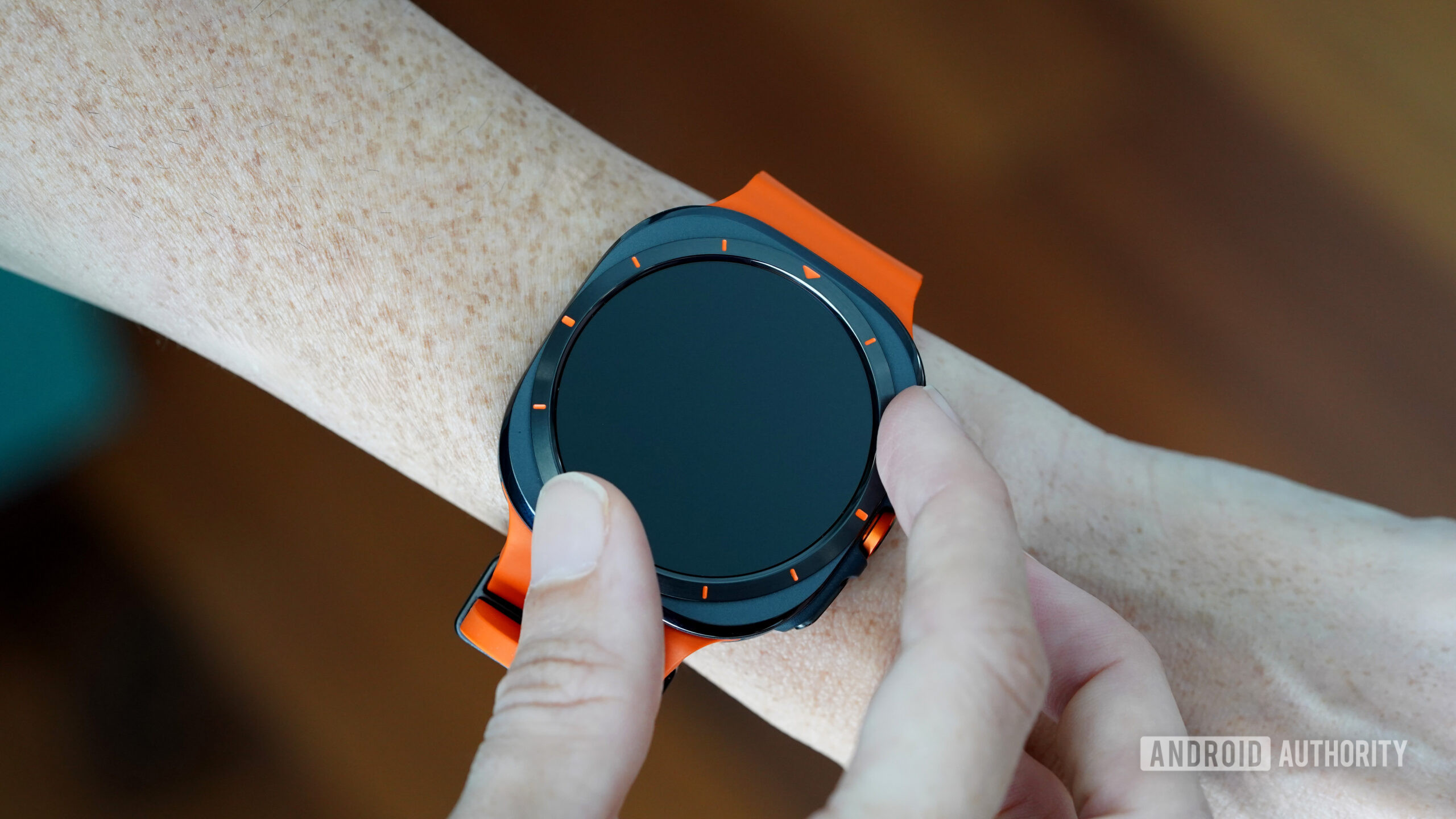 A user attempts to spin the stationary bezel on their Samsung Galaxy Watch Ultra.