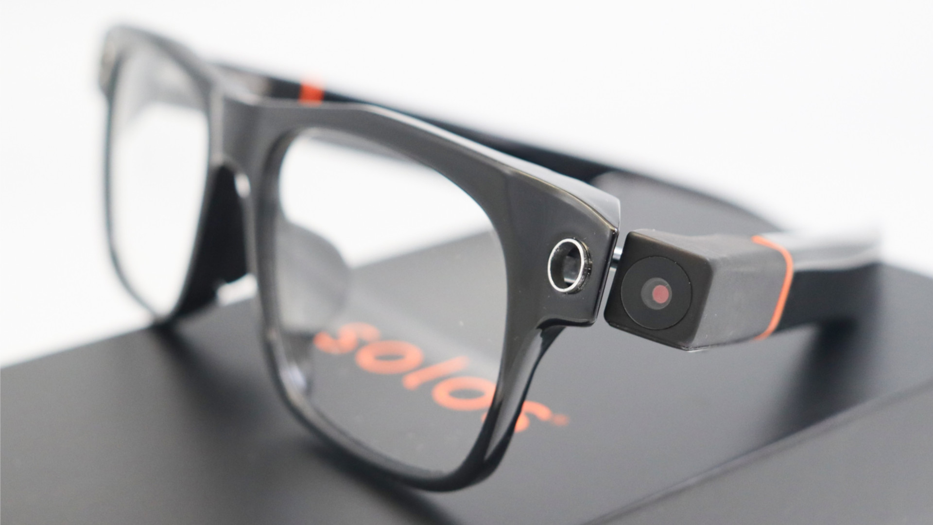 Solos AirGo Vision 스마트 안경의 카메라 모듈을 클로즈업으로 찍은 사진입니다.