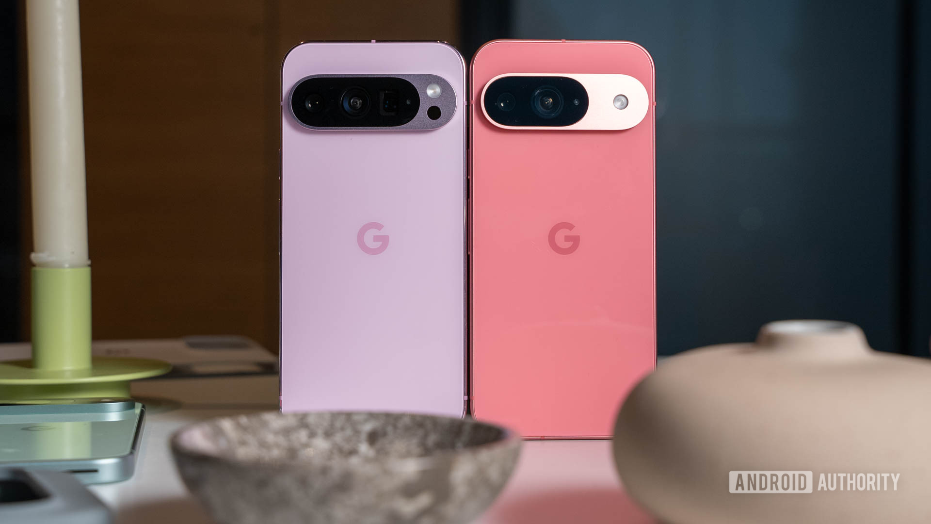 Google Pixel 9 Pro di Rose Quartz, kiri, di sebelah Google Pixel 9 di Peony, kanan