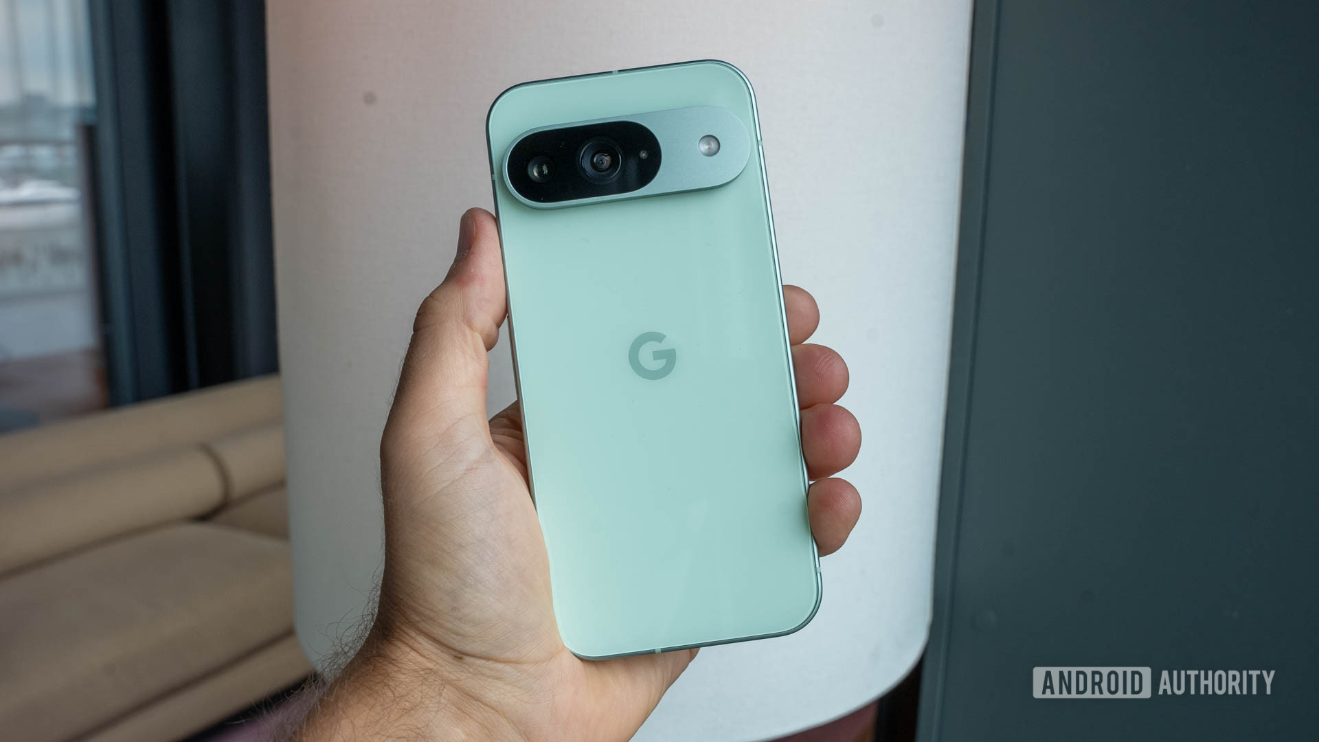 Google Pixel 9 ใน Wintergreen Color ที่จัดขึ้นในมือซ้ายของบุคคล