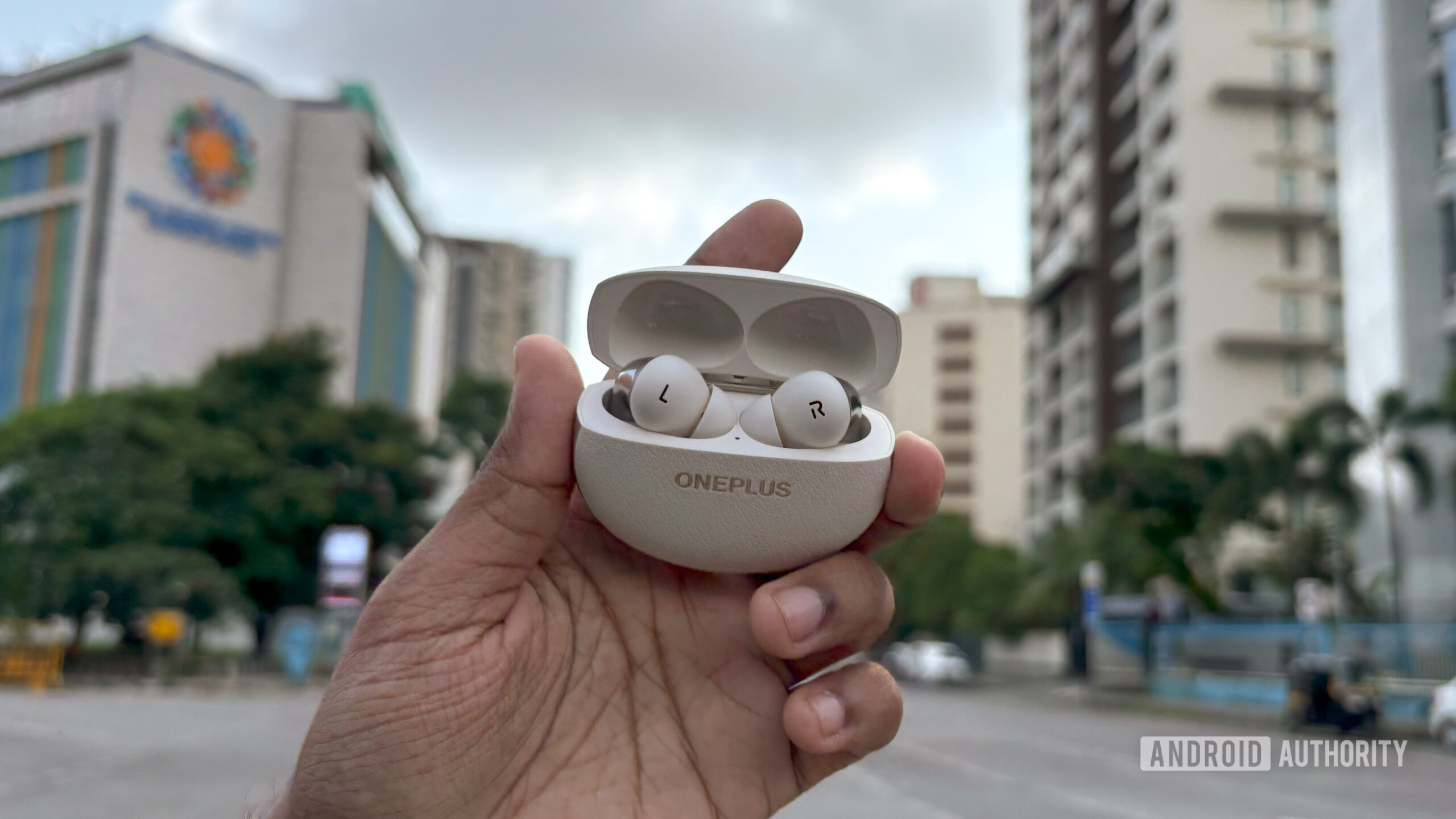 Новые OnePlus Buds Pro 3 — это аналог AirPods Pro с некоторыми дополнительными элементами стиля.