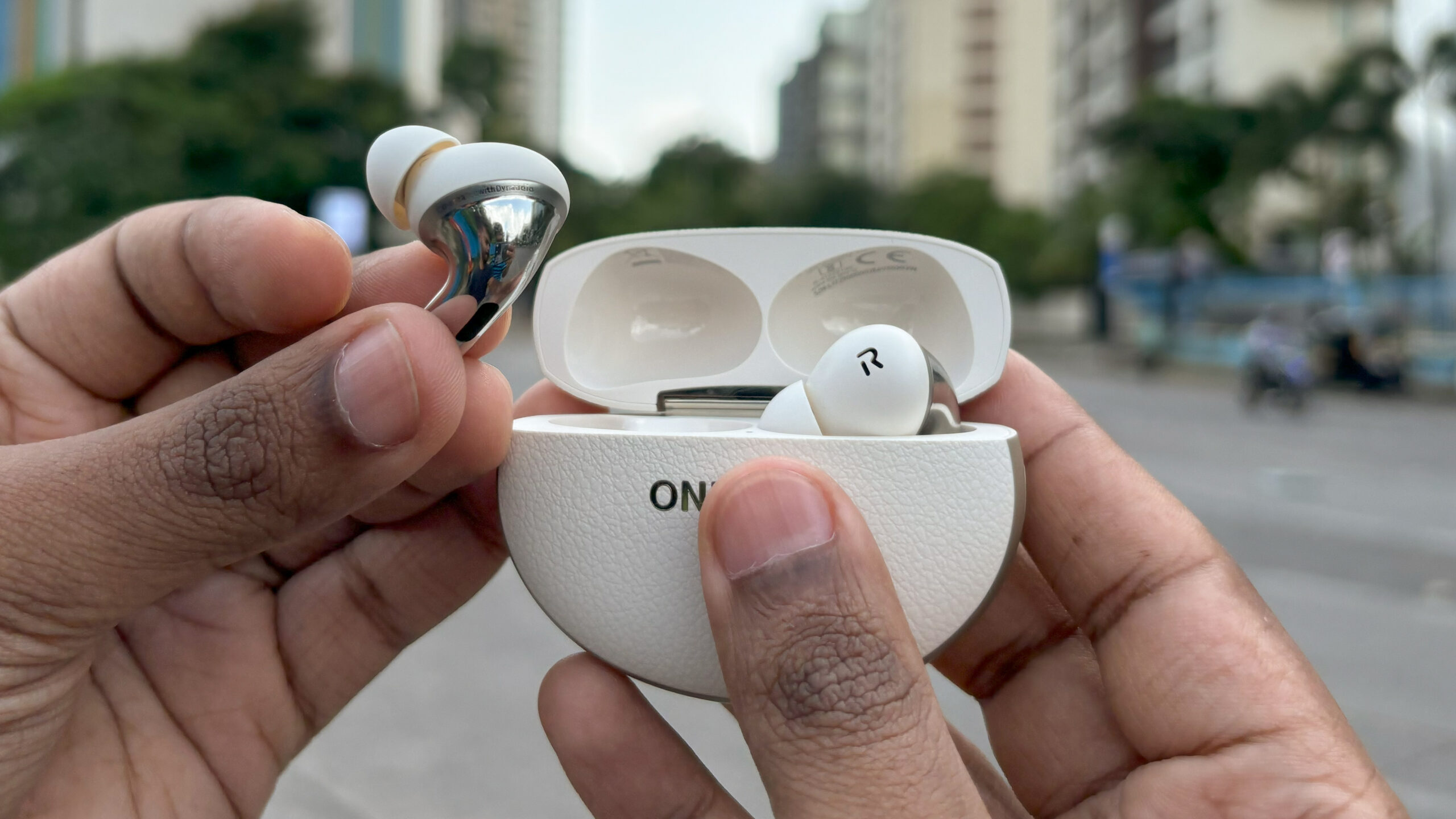 Новые OnePlus Buds Pro 3 — это аналог AirPods Pro с некоторыми дополнительными элементами стиля.