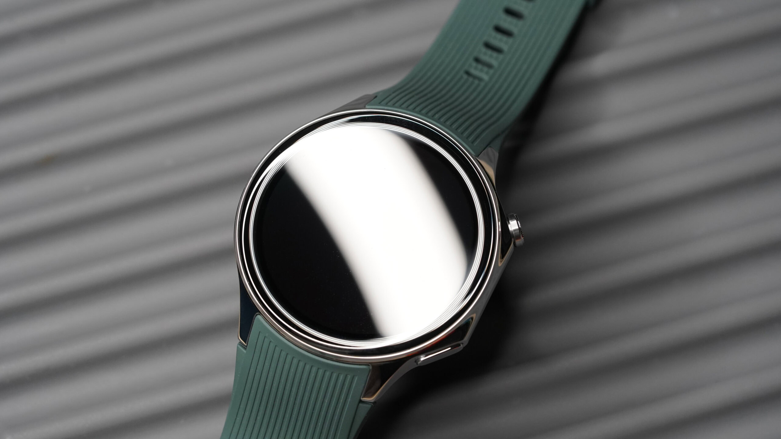 The case of the OnePlus Watch 2 includes a digital crown that rotates.