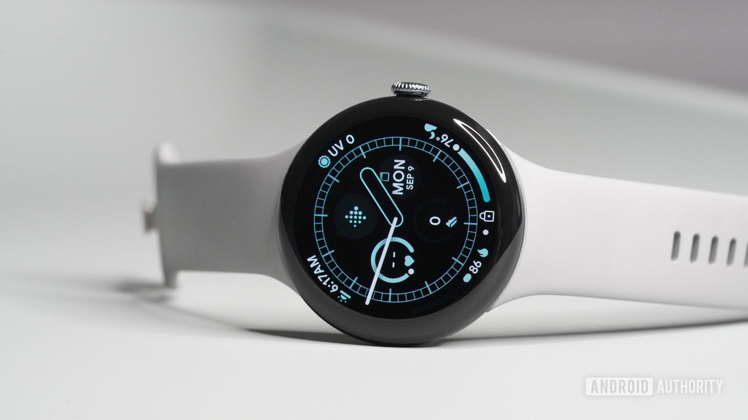 Google Pixel Watch 3 berada di sisinya.