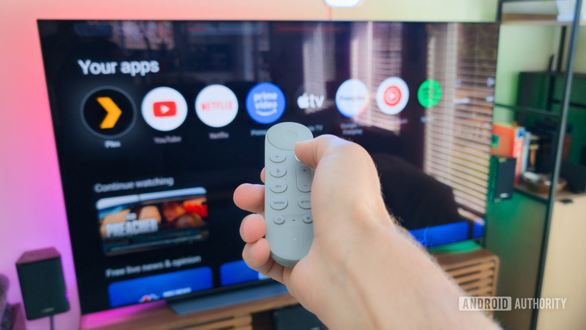 Google tv streamer remote di tangan mengendalikan tv