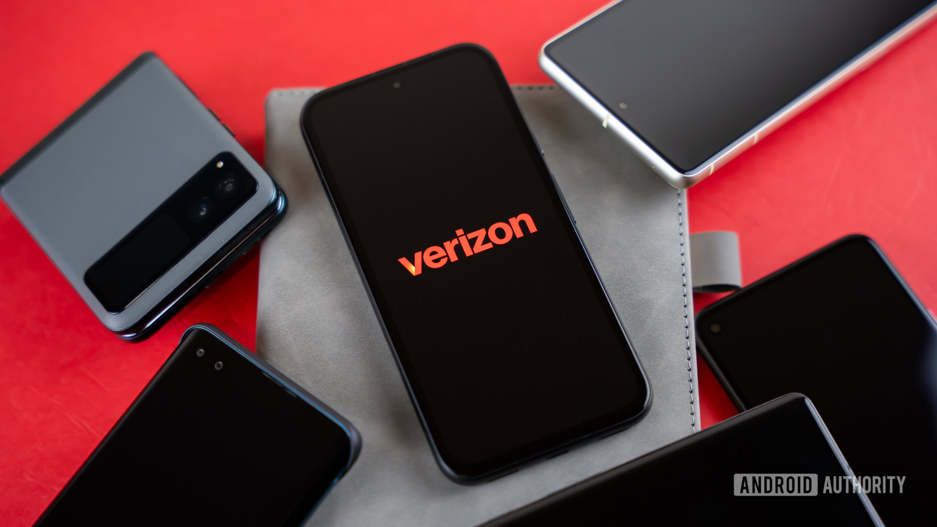 2024 Verizon logo on smartpohone Stock photo (7)