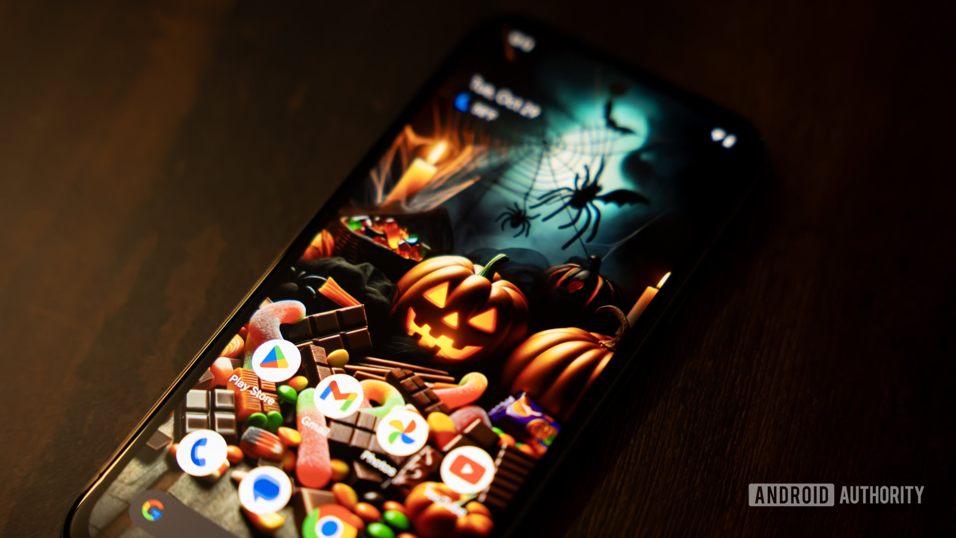 Halloween wallpaper on smartphone 3