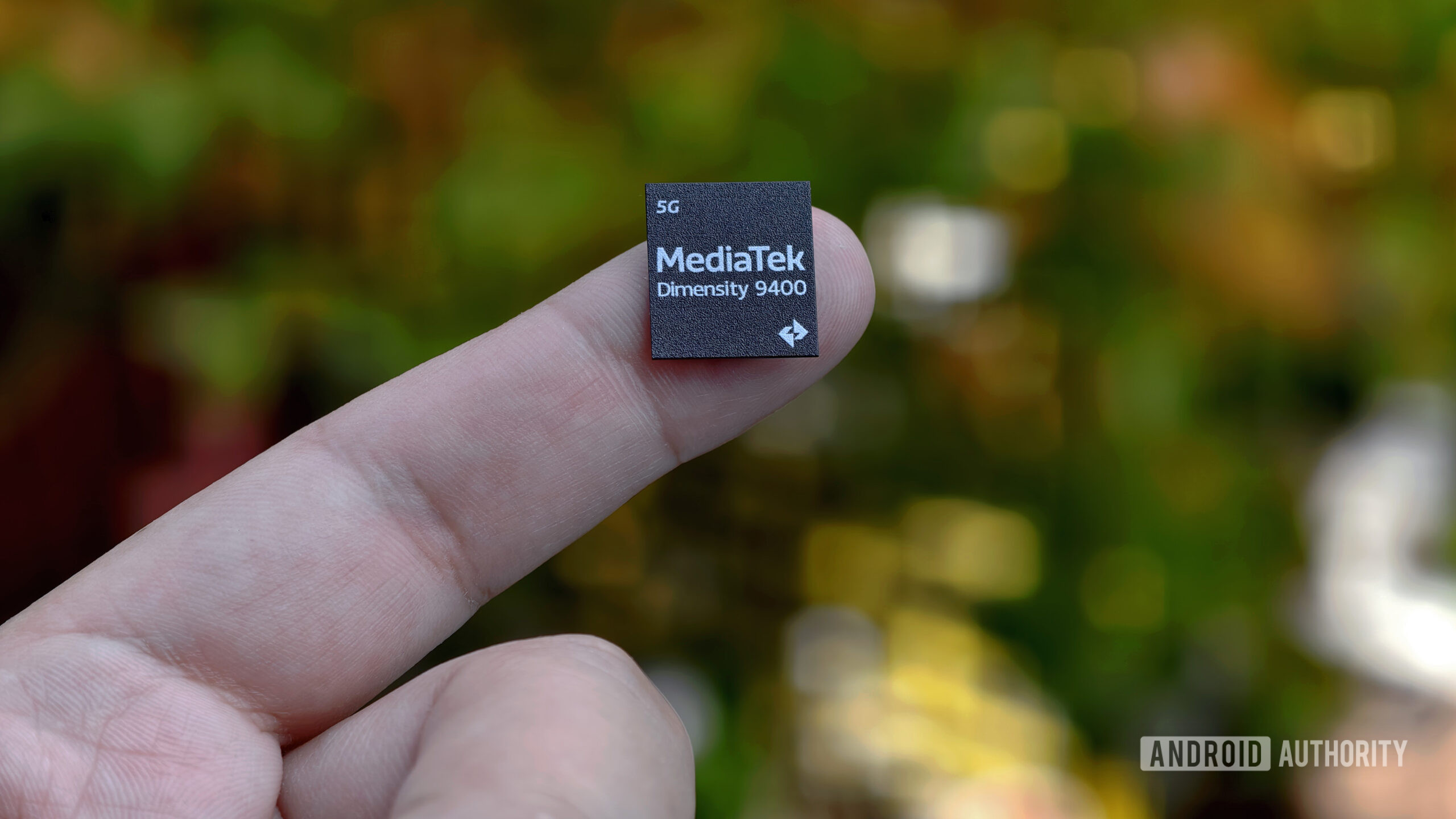 MediaTek Dimensity 9400 chip on finger edited