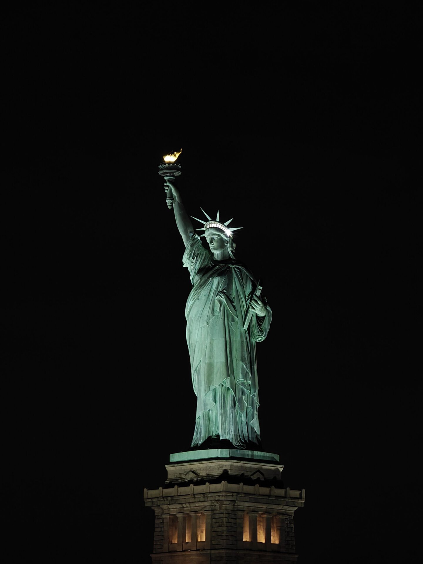 OnePlus Open statue of liberty 6x resized