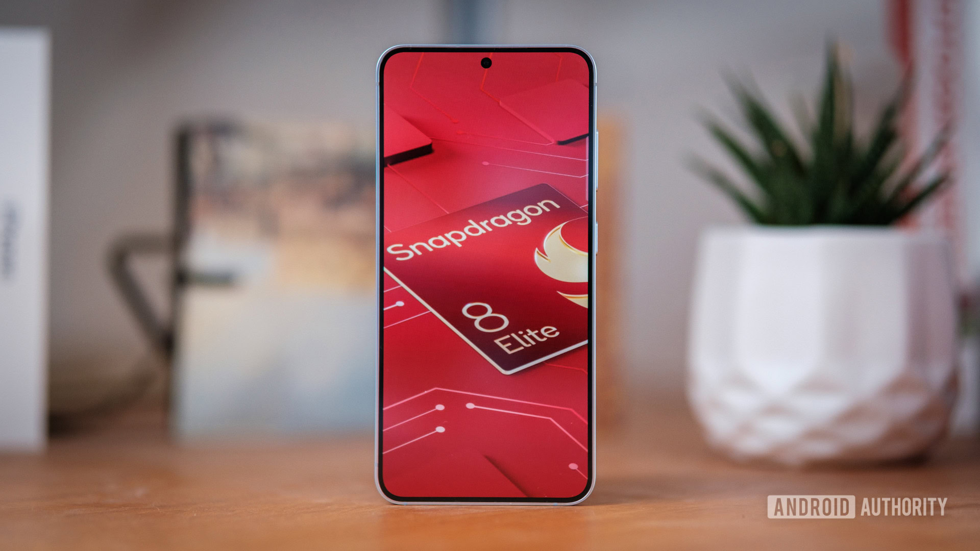 Snapdragon 8 Elite logo on phone