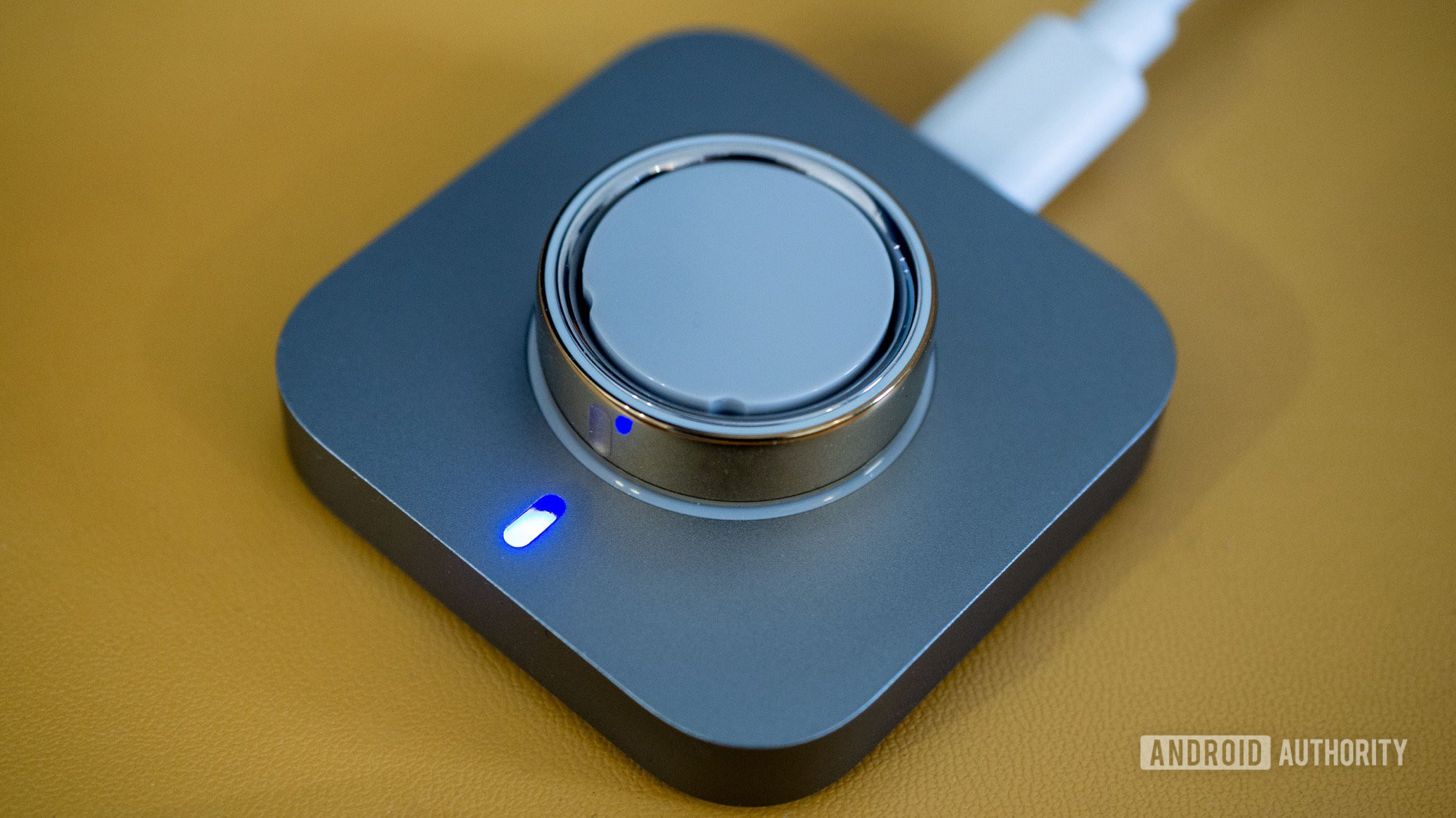 Oura Ring 4 charging puck