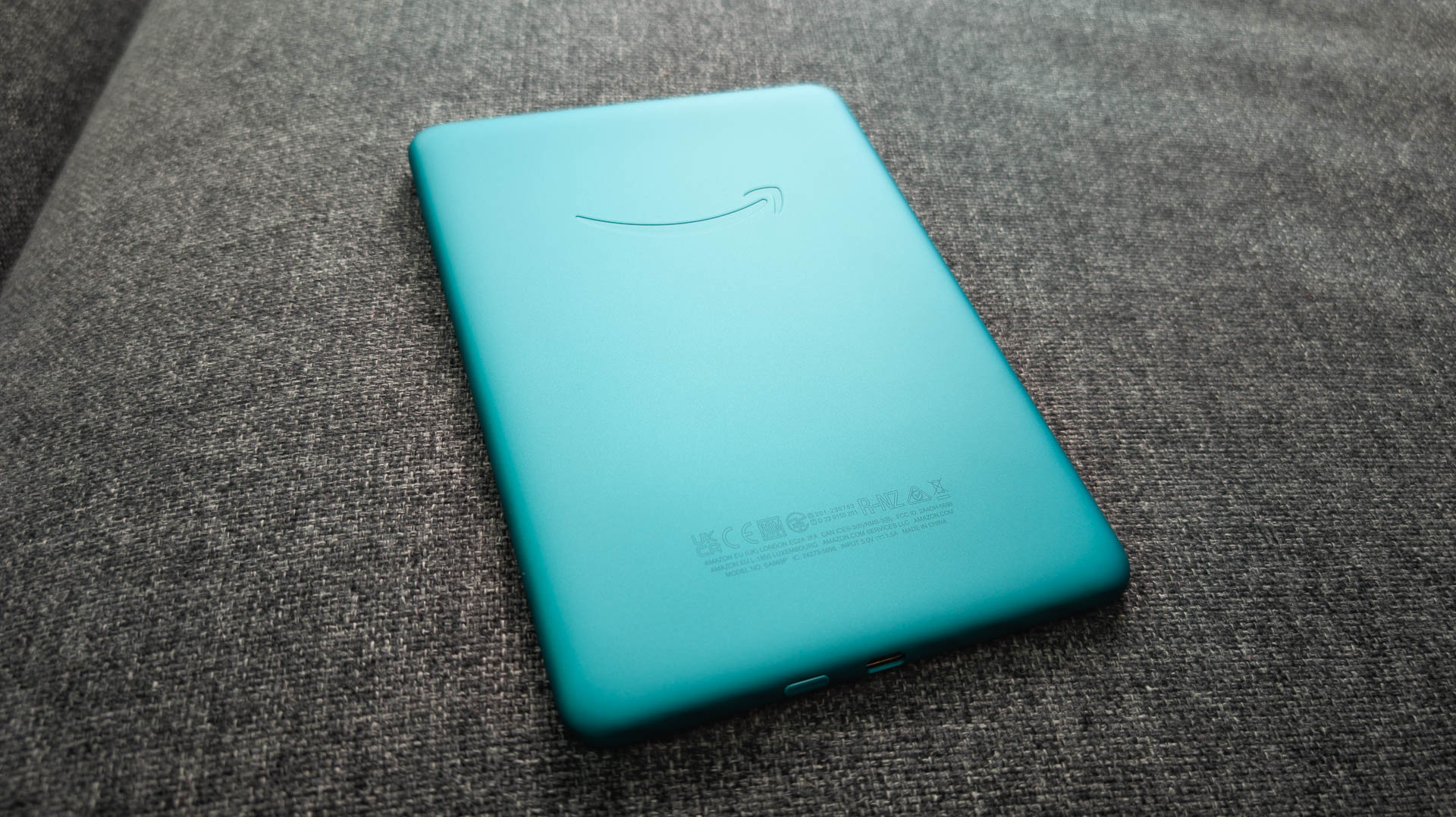 2024 Amazon Kindle Paperwhite in Metallic Jade color (5 of 8)