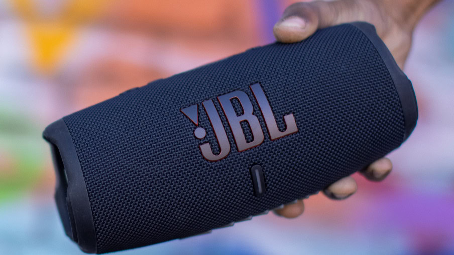 JBL Charge 5 Lifestyle1 904x560px