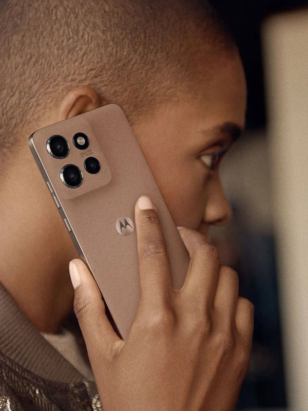 Motorola gives a hot cocoa-colored finish to the Razr Plus (2024)