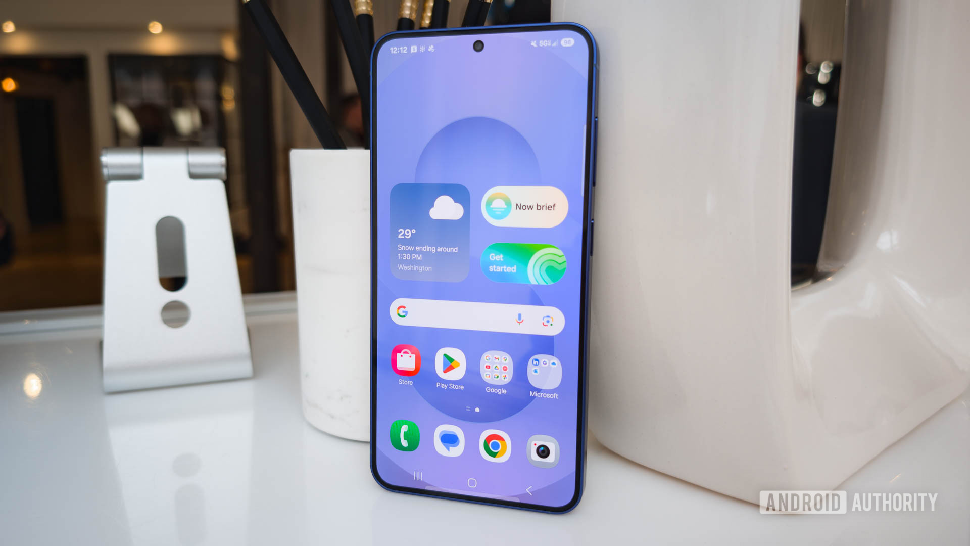 Samsung Galaxy S25 menampilkan layar beranda