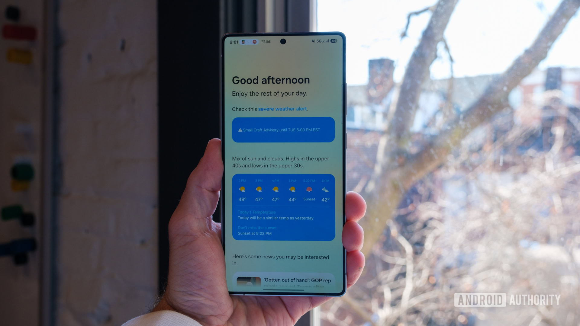 Samsung Now Bar Now Brief in hand