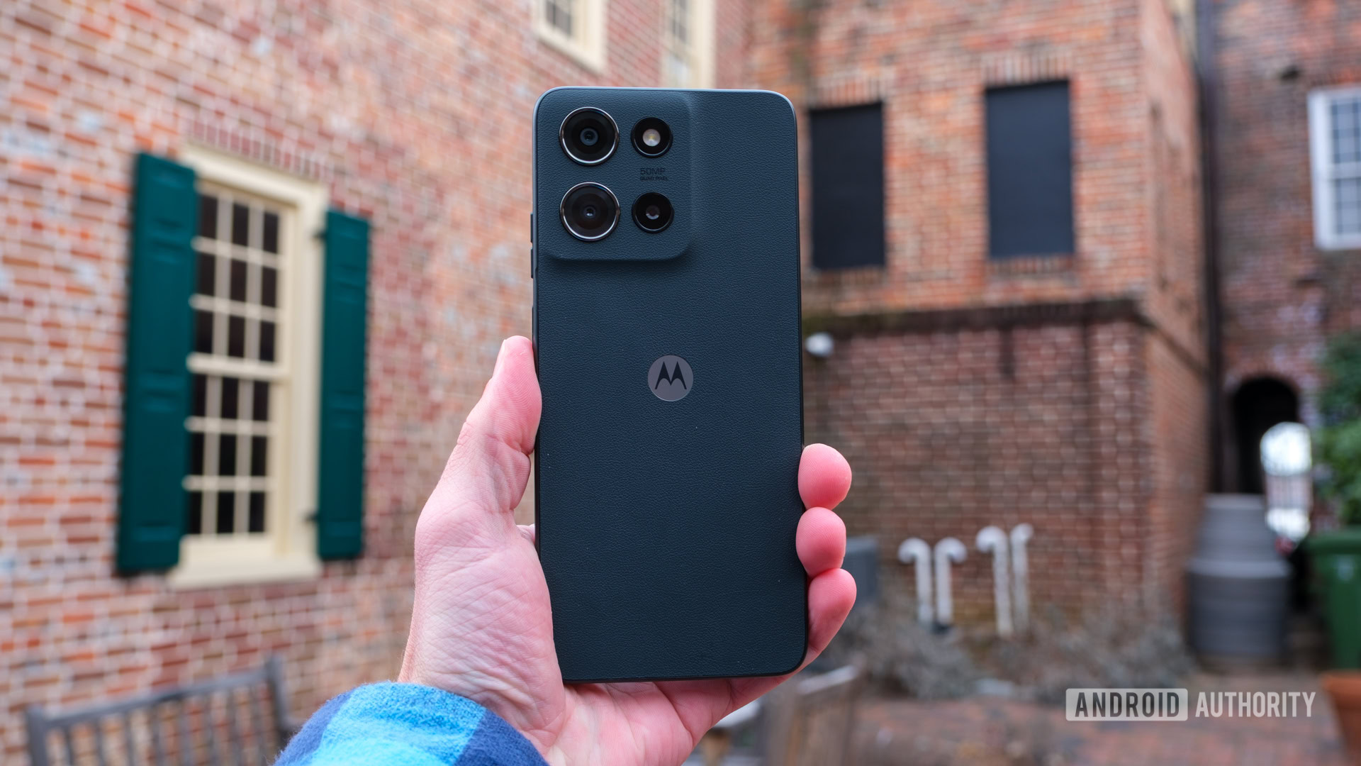 Motorola Moto G 5G 2025 back in hand