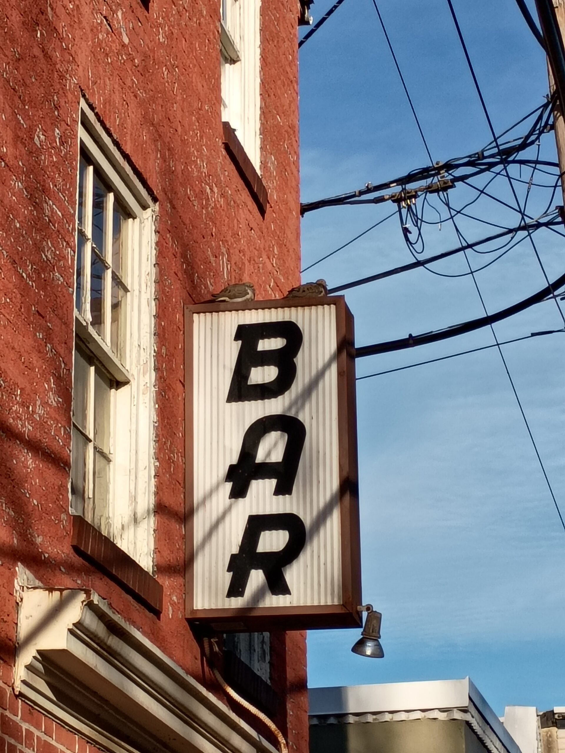 Motorola Moto G 5G 2025 doves on bar sign 4x zoom