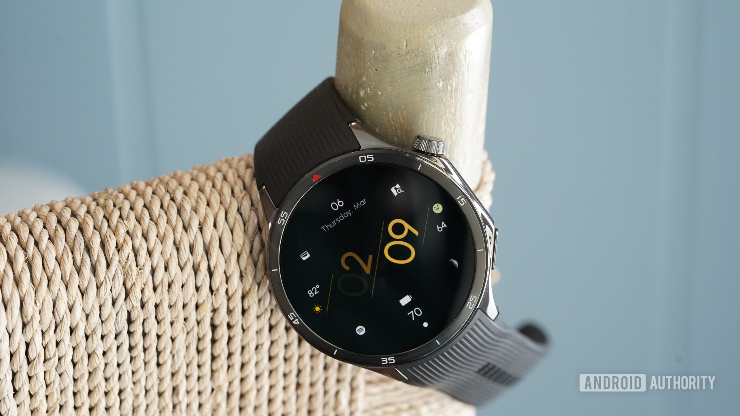 A OnePlus Watch 3 displays the Minimal Digital Black watch face.